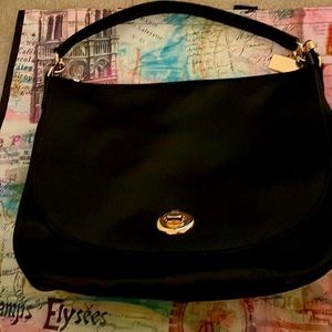 NWT Beautiful Coach Turn Lock Hobo includes crossbody strap. Sold out. Grab it.!